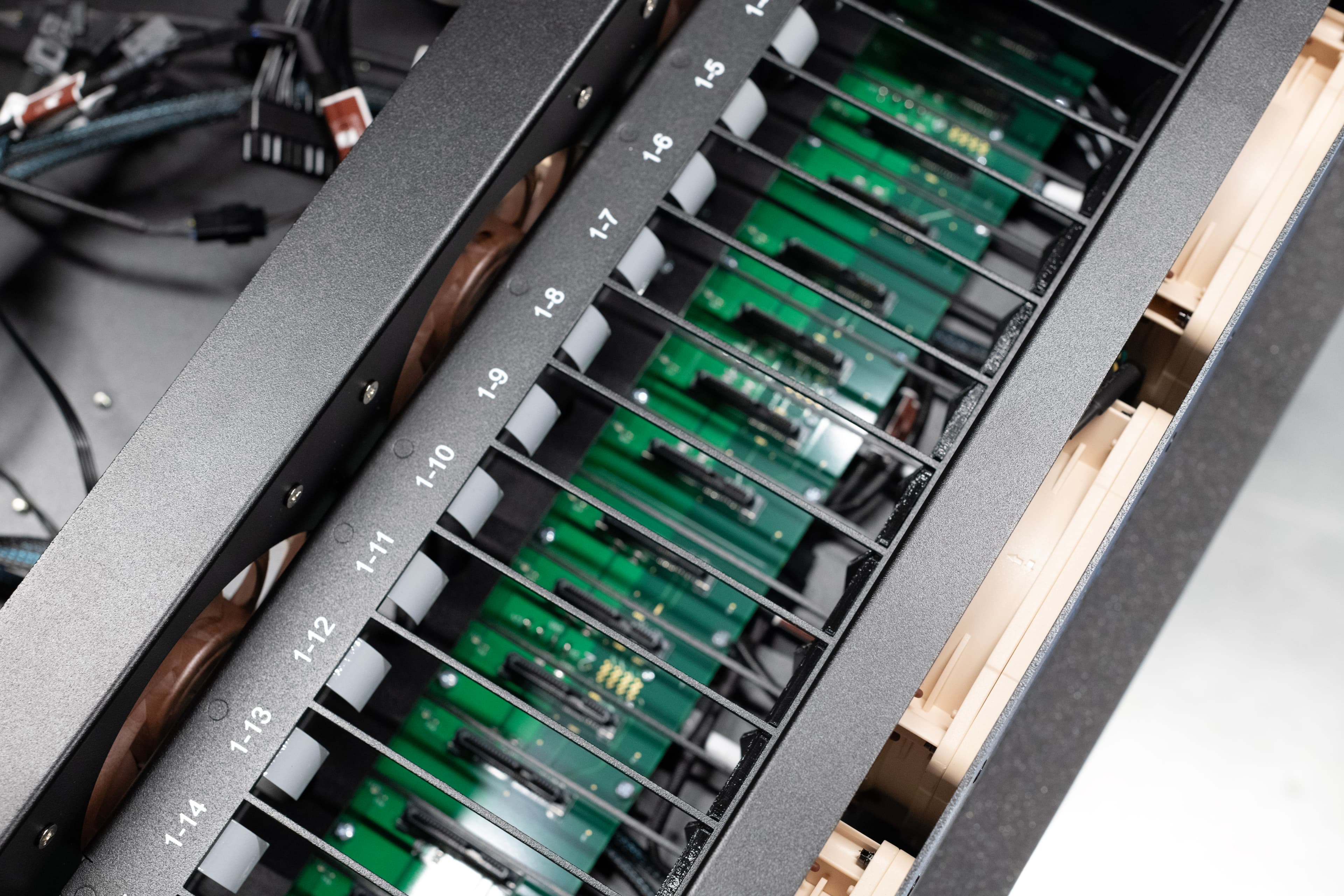 HL15 drive bays with Noctua fans in front