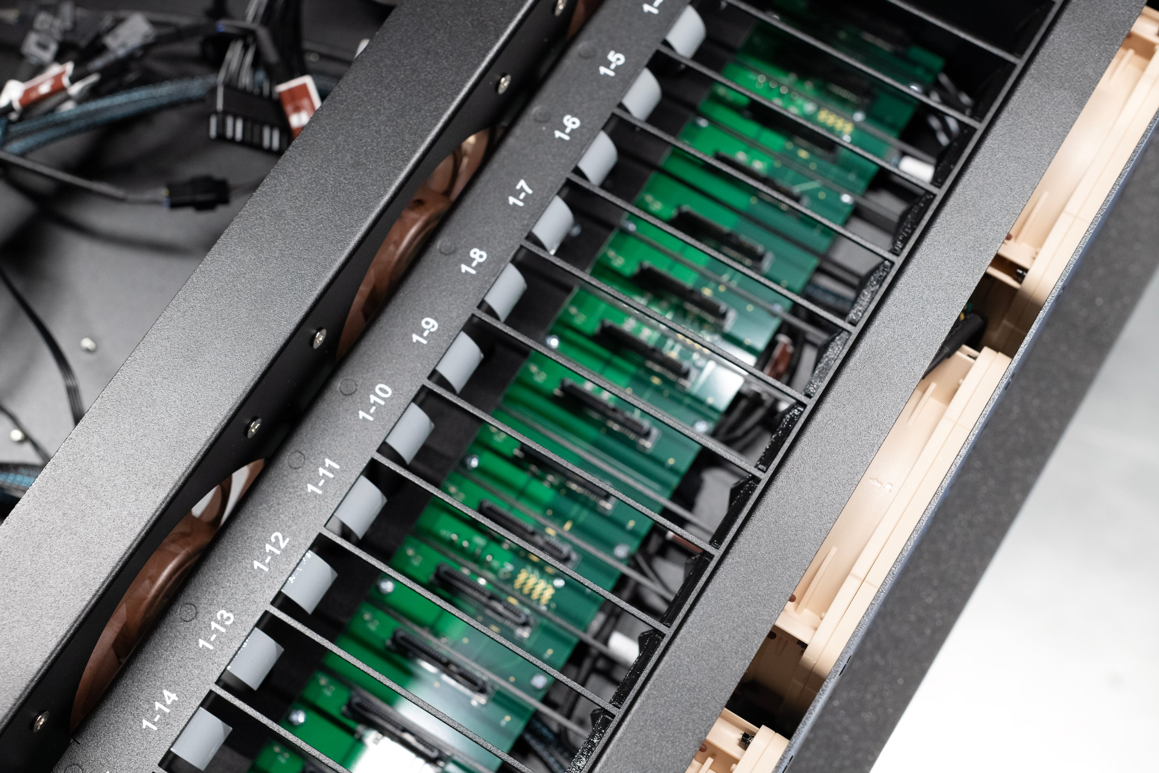 HL15 drive bays with Noctua fans in front