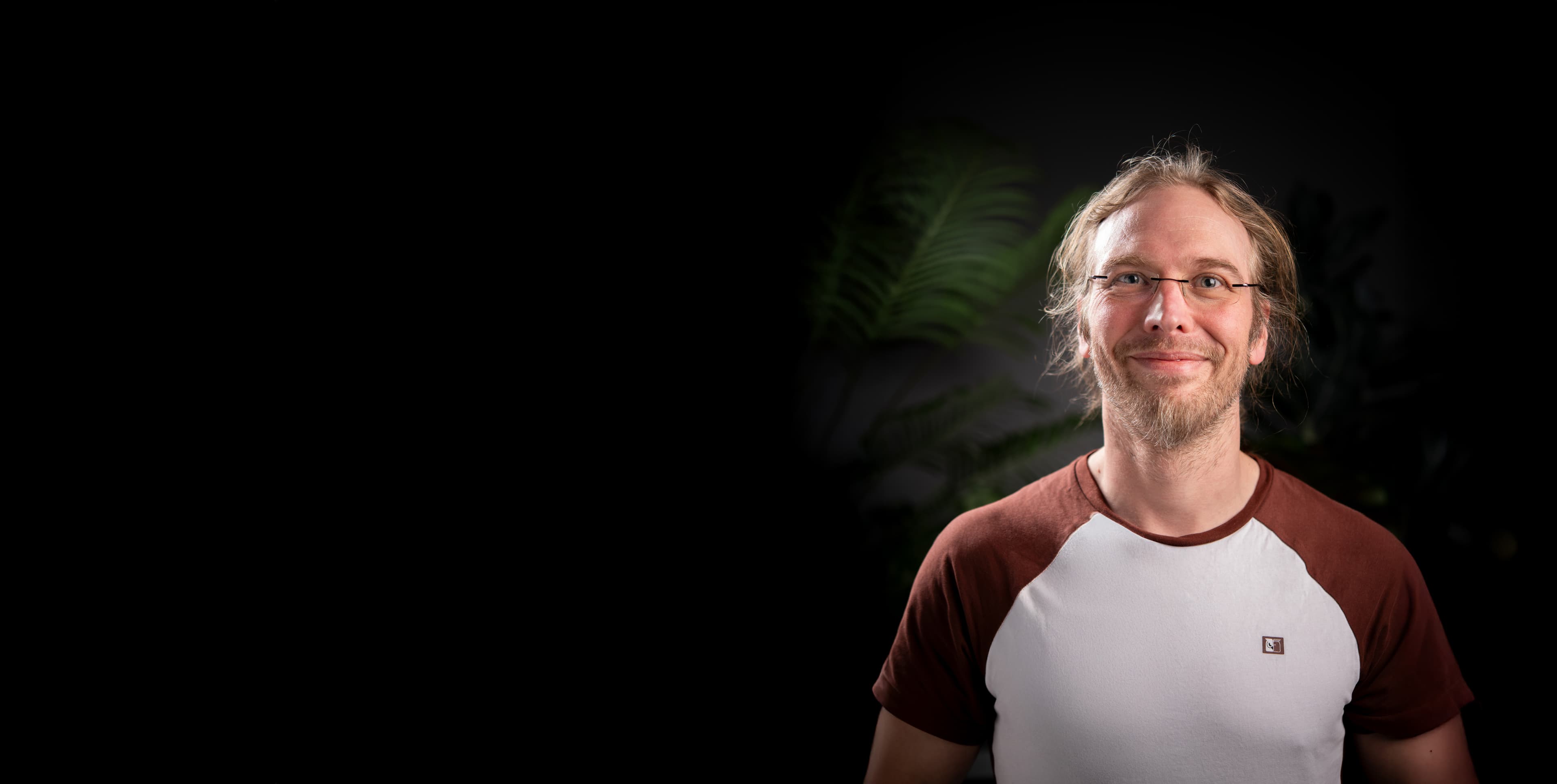 Jakob Dellinger, CPO of Noctua wearing a Noctua shirt